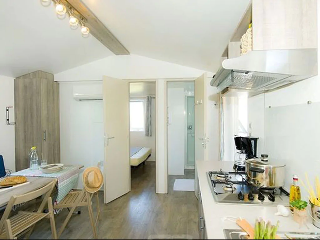 pineta-sul-mare-camping-mobile-home-comfort-42-interior-kitchen