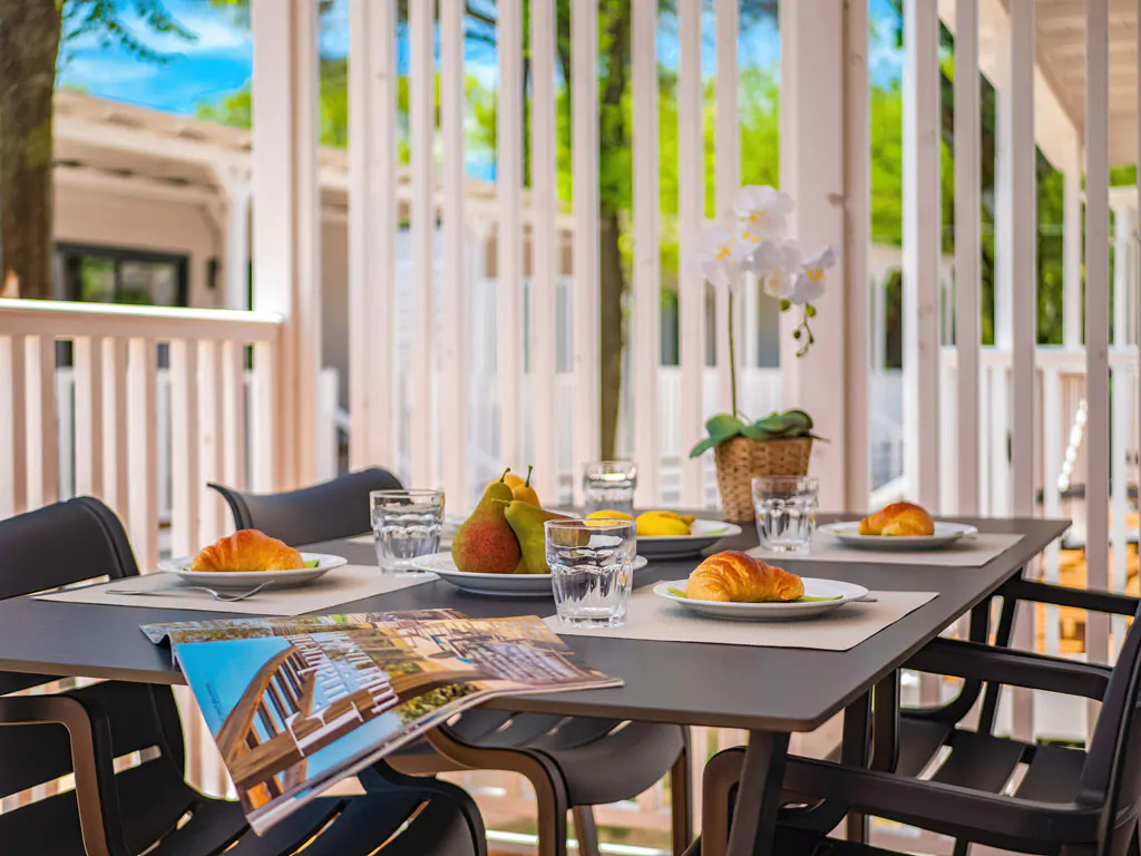 tenuta-primero-mobile-home-lodge-comfort-exterior-terrace-view-table