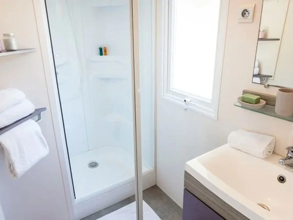 hu-fabulous-village-mobile-home-comfort-interior-bathroom-2