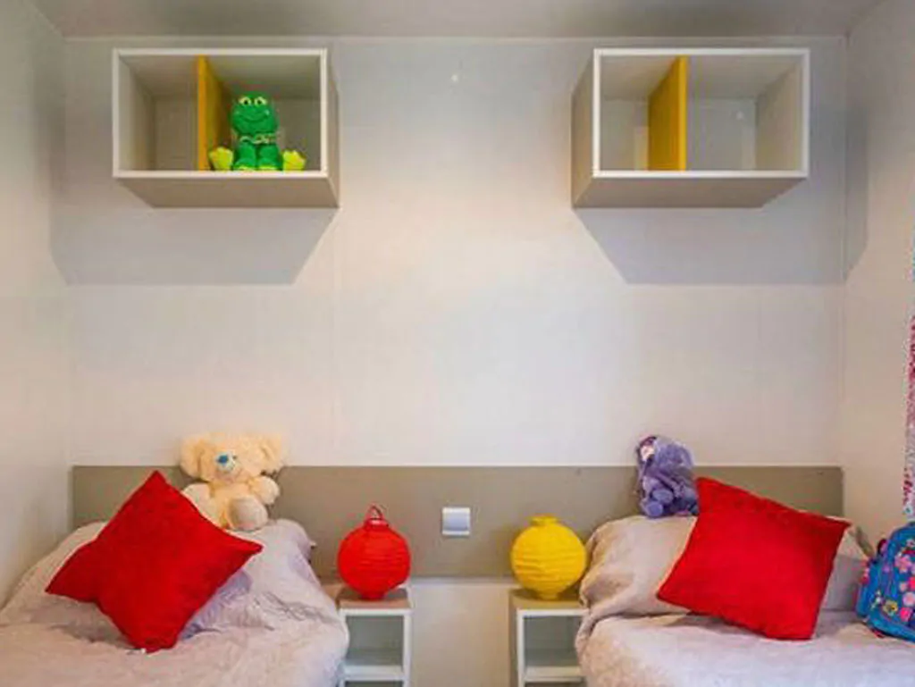 hu-girasole-village-mobile-home-comfort-for-4-persons-interior-bedroom-single-beds