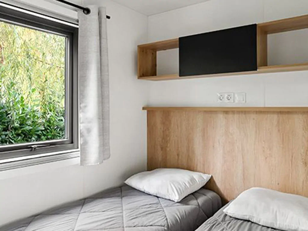 hu-girasole-village-mobile-home-premium-for-6-persons-interior-bedroom-single-beds