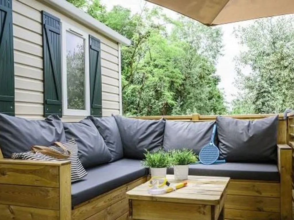 hu-park-albatros-village-mobile-home-premium-for-6-persons-exterior-terrace-sofa