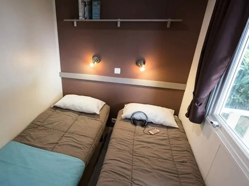 hu-park-albatros-village-mobile-home-premium-for-6-persons-interior-bedroom-single-beds