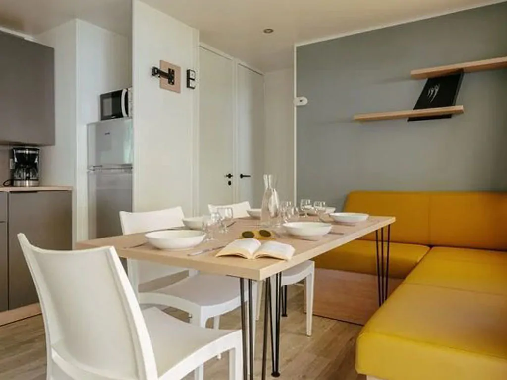 hu-park-albatros-village-mobile-home-premium-for-6-persons-interior-kitchen-dining-area