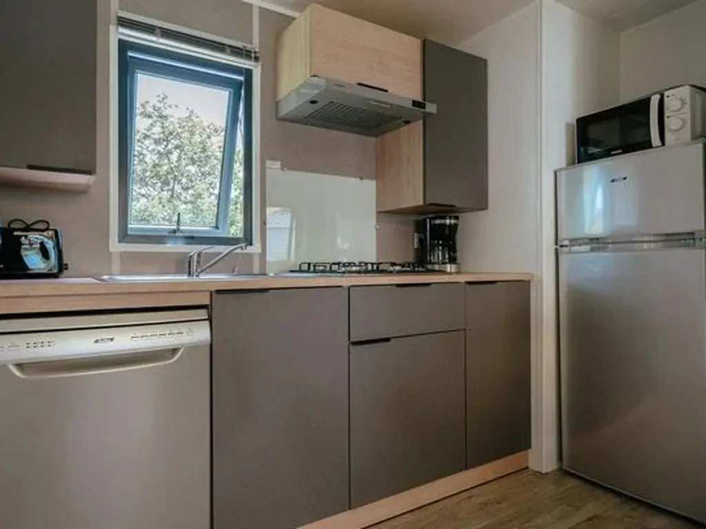 hu-park-albatros-village-mobile-home-premium-for-6-persons-interior-kitchen-view