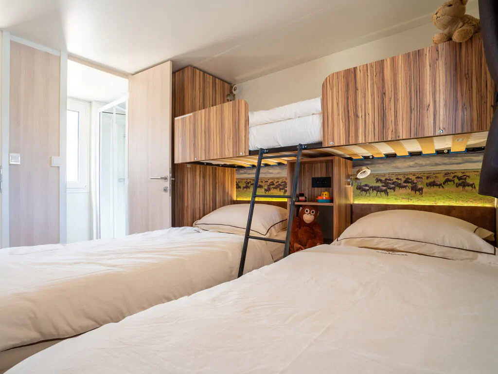 mobile-home-sunlodge-catalpa-interior-bedroom-kids-6