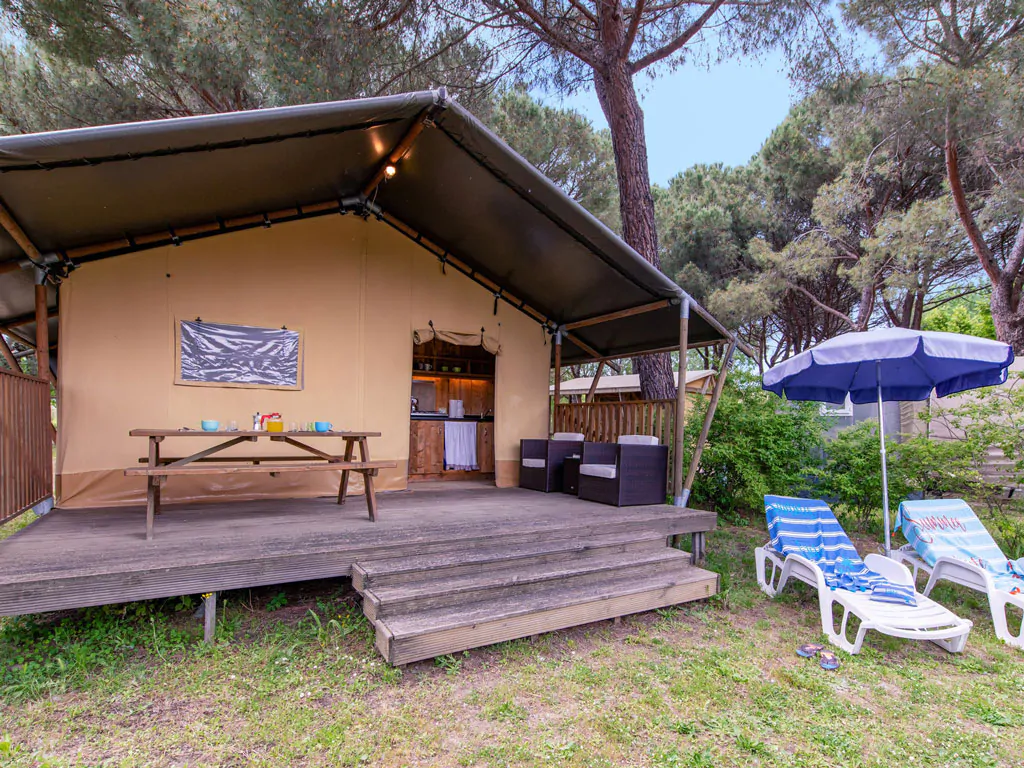 camping-village-punta-navaccia-glamping-tent-safari-lodge-tents-exterior-tent-view