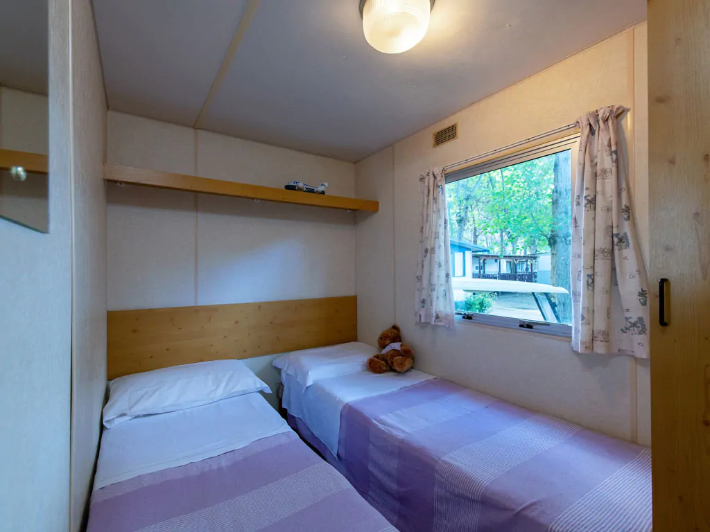 camping-village-punta-navaccia-mobile-home-interior-bedroom-single-beds