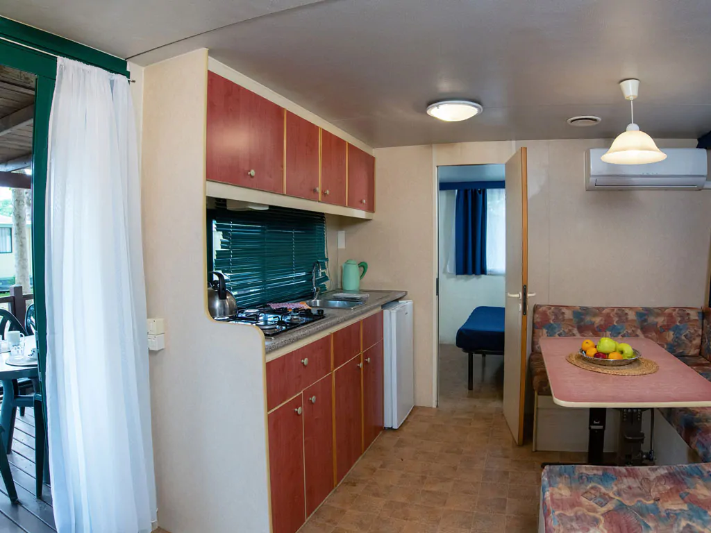 camping-village-punta-navaccia-mobile-home-interior-kitchen-and-dining-area