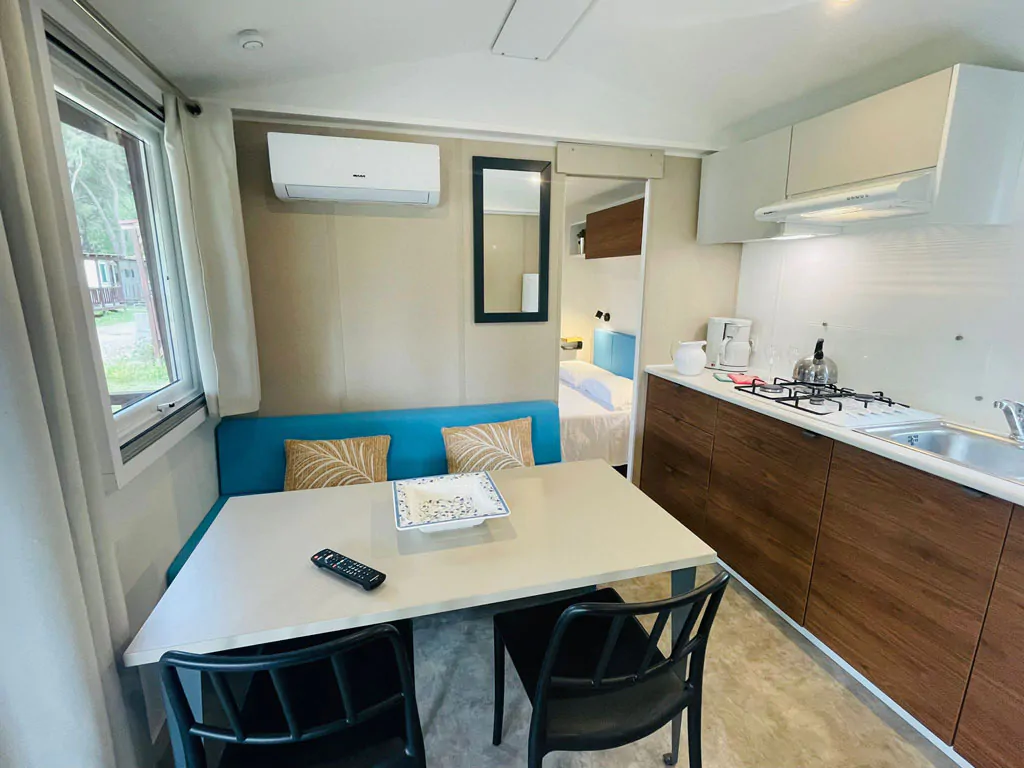camping-village-punta-navaccia-mobile-home-superior-deluxe-interior-kitchen-and-table