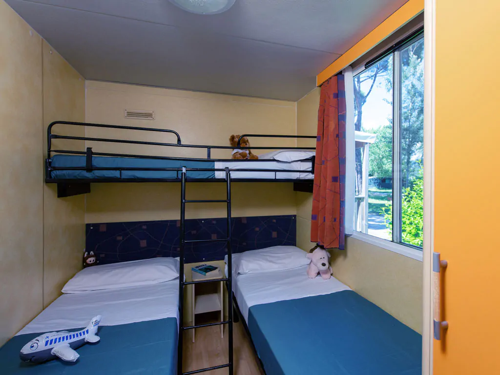 camping-village-punta-navaccia-mobile-home-superior-interior-bedroom-single-beds-and-bunk-bed