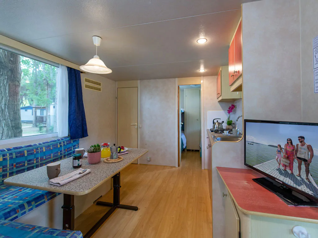 camping-village-punta-navaccia-mobile-home-superior-interior-dining-table-view