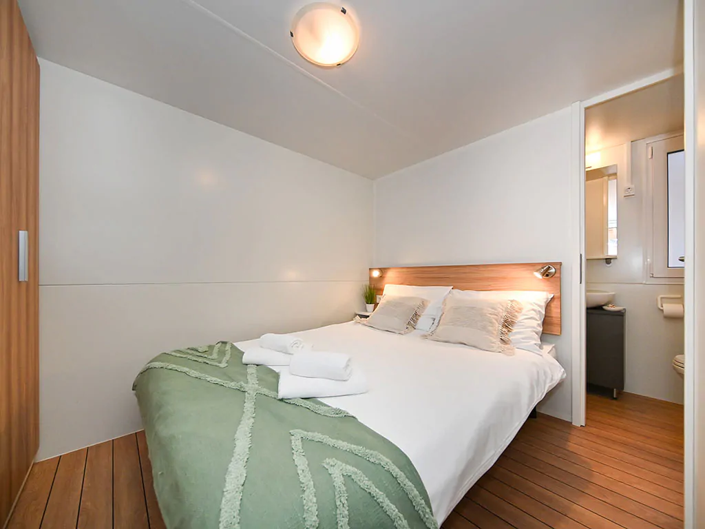 campsite-park-soline-mobile-home-dalmacija-four-plus-two-interier-bedroom-double-bed