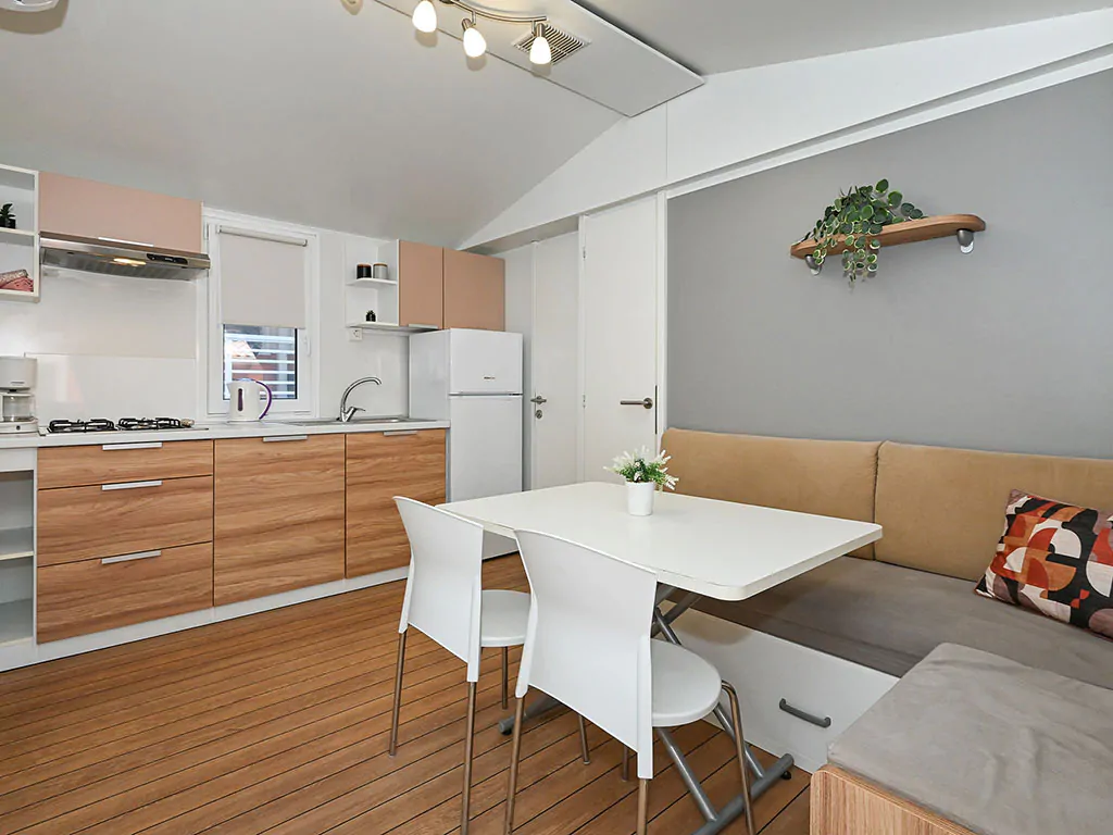 campsite-park-soline-mobile-home-dalmacija-four-plus-two-interier-kitchen