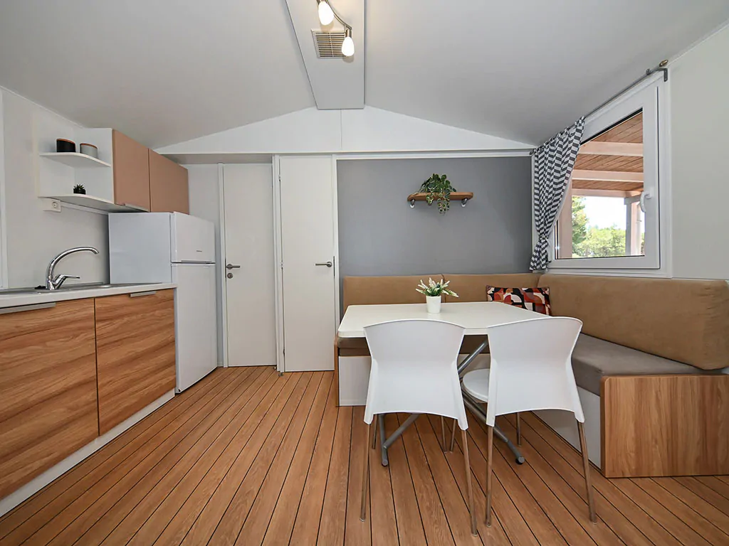 campsite-park-soline-mobile-home-dalmacija-four-plus-two-interier-livingroom