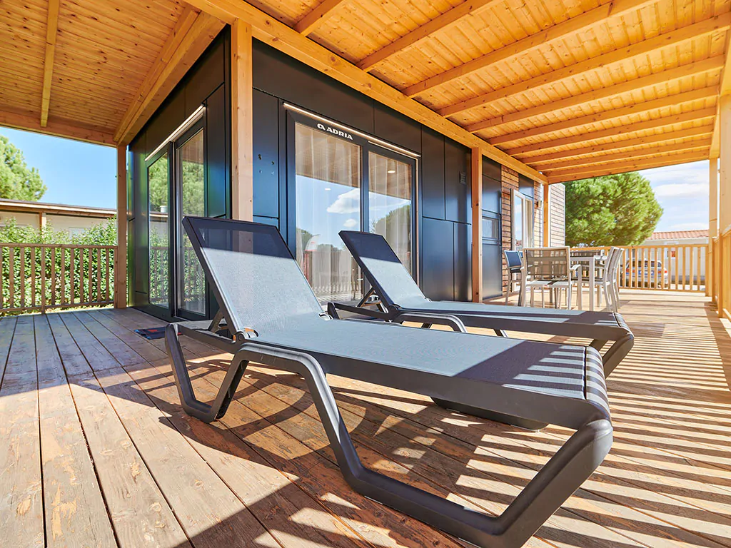 campsite-park-umag-mobile-home-luxury-s-exterier-sun-beds