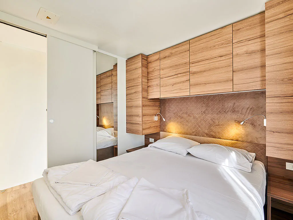 campsite-park-umag-mobile-home-luxury-s-interier-bedroom-double-bed