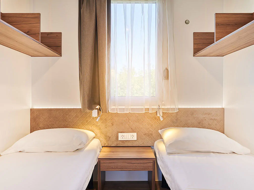 campsite-park-umag-mobile-home-luxury-s-interier-bedroom-single-beds
