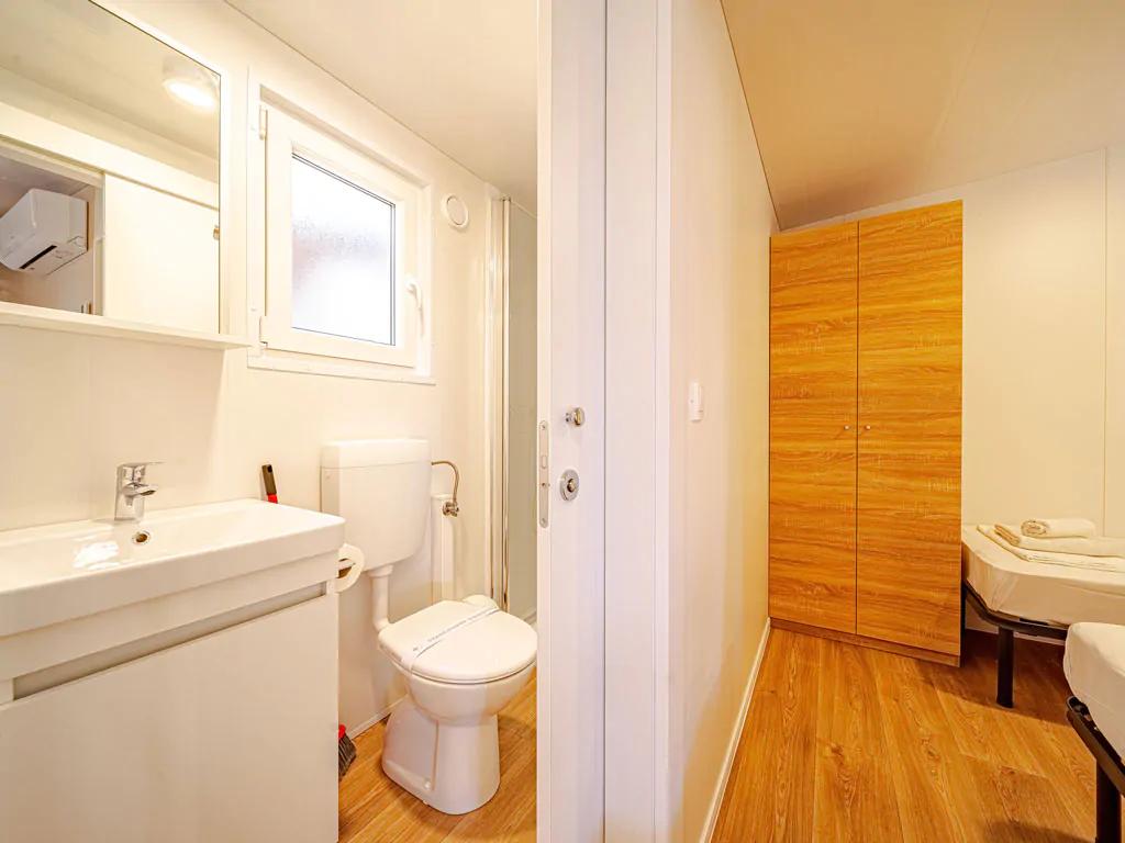campsite-perna-mobile-home-comfort-interior-bathroom-bedroom-single-beds
