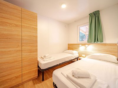campsite-perna-mobile-home-comfort-interior-bedroom-single-beds