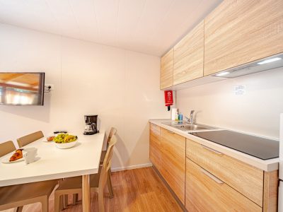campsite-perna-mobile-home-comfort-interior-kitchen-and-table