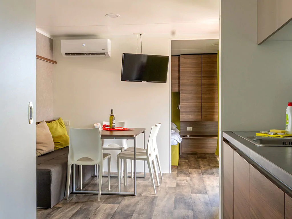 campsite-terme-catez-mobile-home-luxus-plus-r-interier-dinning-table