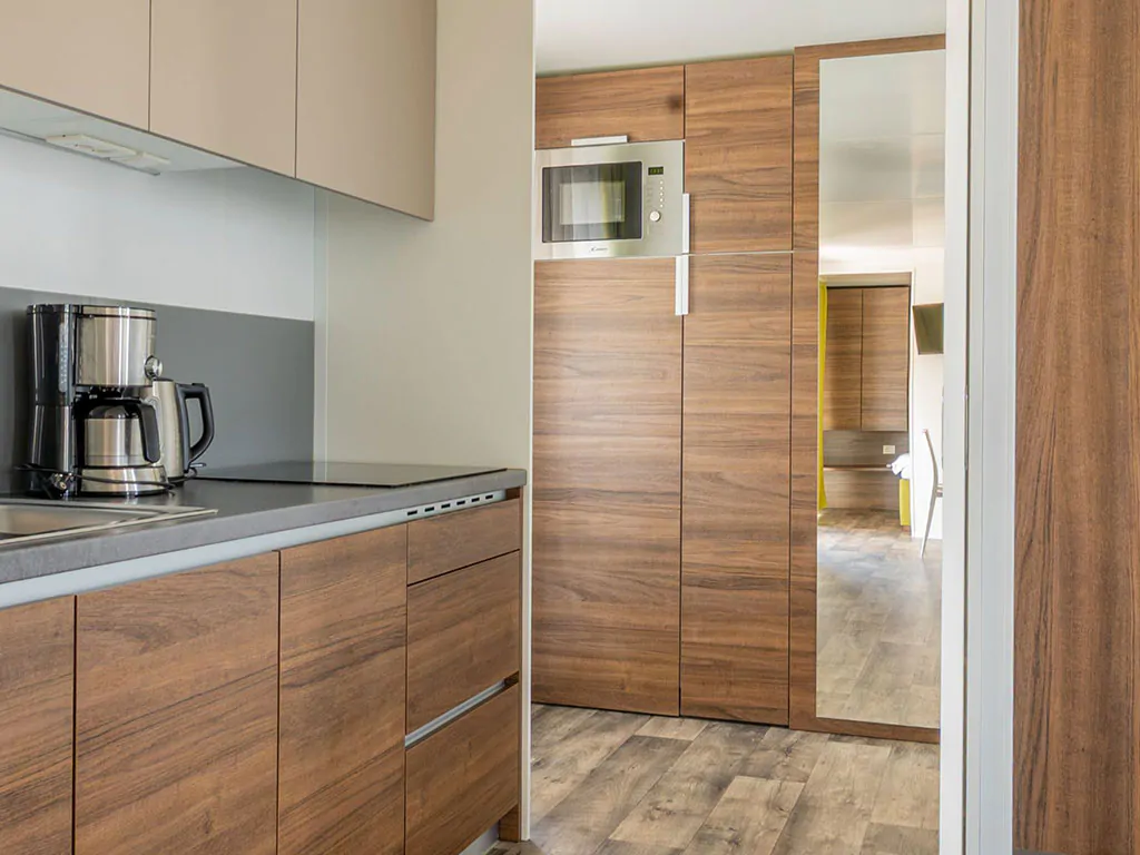 campsite-terme-catez-mobile-home-luxus-plus-r-interier-kitchen-view