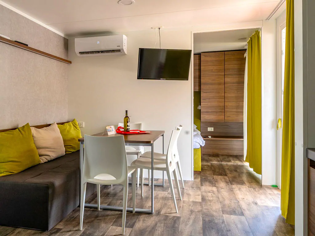 campsite-terme-catez-mobile-home-luxus-ra-interier-dinning-table