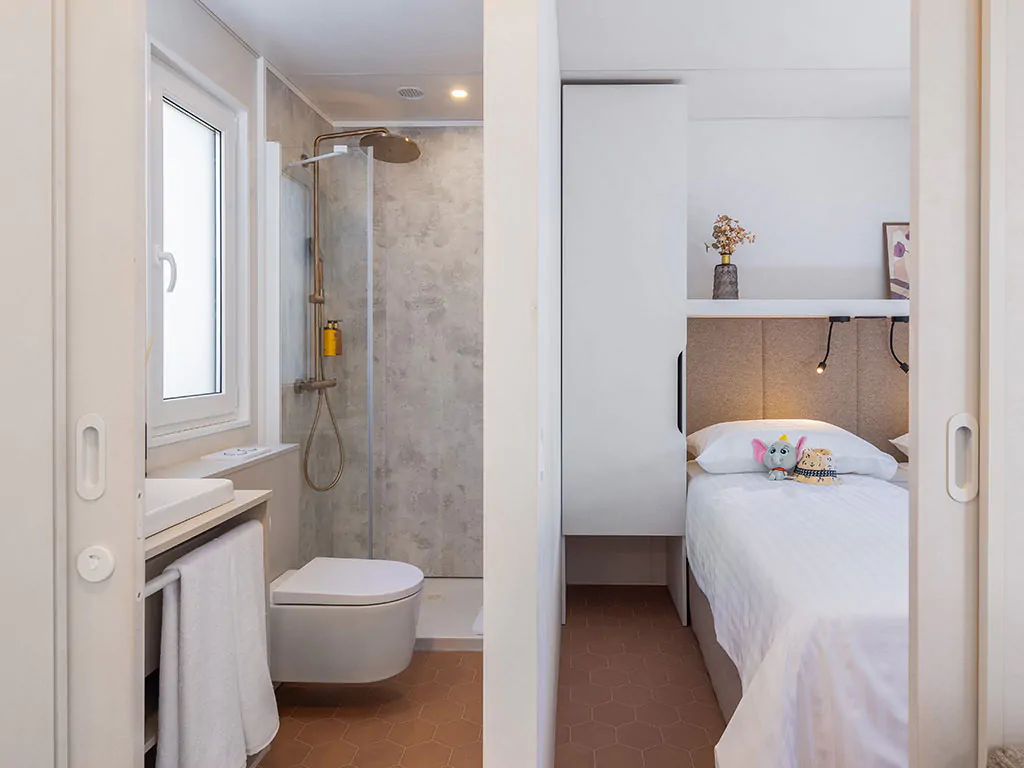 pinadria-camping-resort-mobile-home-comfort-holiday-home-interier-bedroom-single-beds-bathroom-2