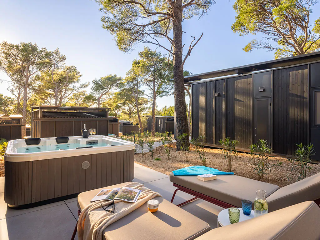 pinadria-camping-resort-mobile-home-premium-escape-with-private-jacuzzi-exterier-jacuzzi-sun-beds