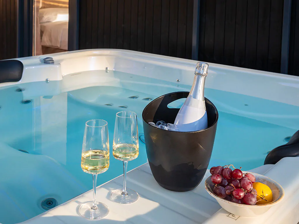 pinadria-camping-resort-mobile-home-premium-escape-with-private-jacuzzi-exterier-jacuzzi-wine-fruit