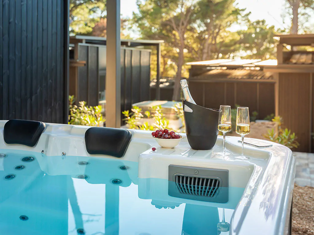pinadria-camping-resort-mobile-home-premium-escape-with-private-jacuzzi-exterier-jacuzzi-wine