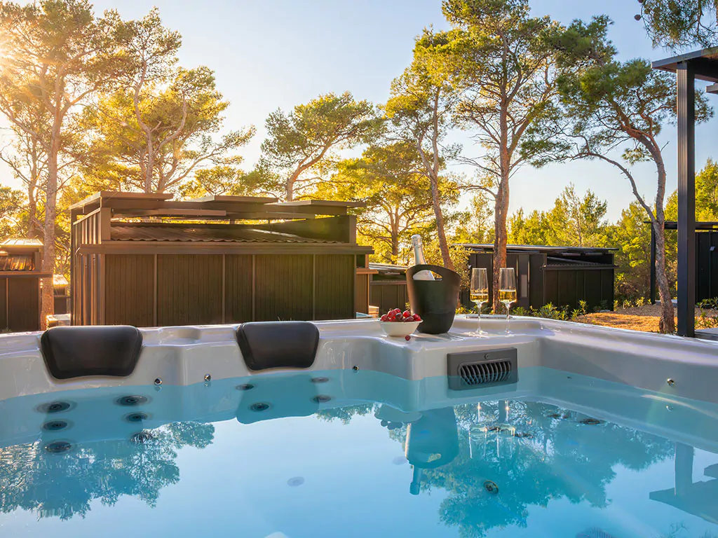 pinadria-camping-resort-mobile-home-premium-escape-with-private-jacuzzi-exterier-jacuzzi