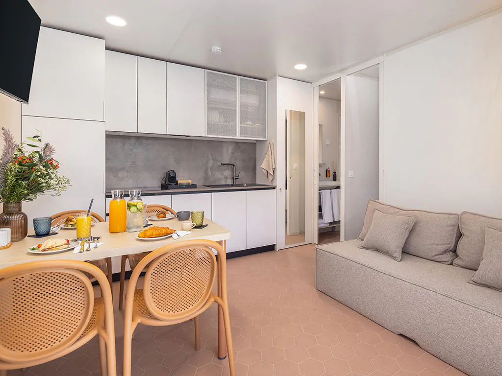 pinadria-camping-resort-mobile-home-premium-escape-with-private-jacuzzi-interier-kitchen