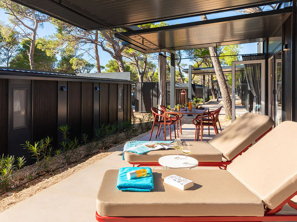 pinadria-camping-resort-mobile-home-premium-holiday-home-exterier-terace-sun-beds-view
