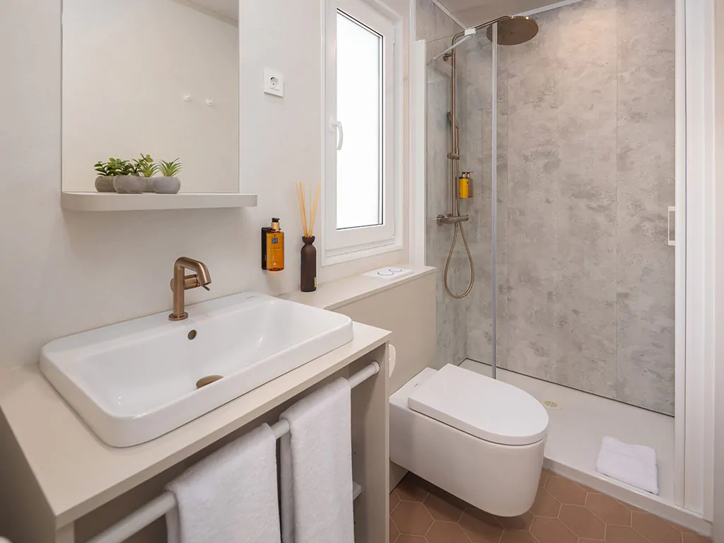 pinadria-camping-resort-mobile-home-premium-holiday-home-interier-bathroom