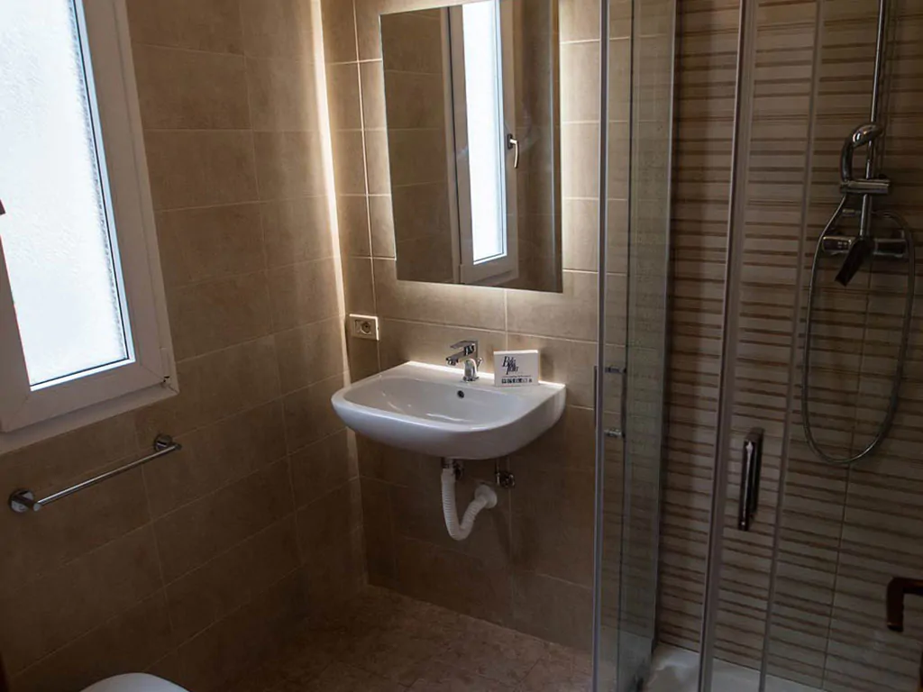 campsite-bella-italia-apartment-primula-interier-bathroom