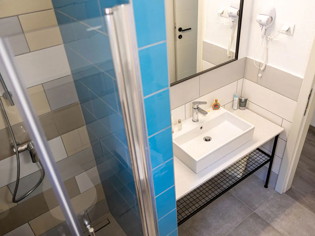 campsite-bivilage-mobile-home-comfort-lemon-interior-bathroom