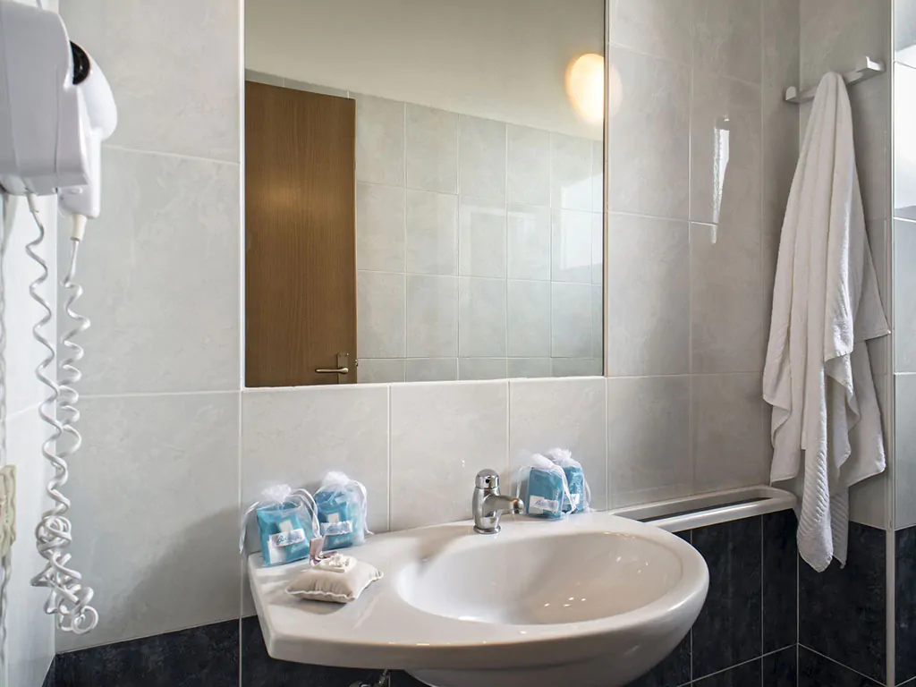 campsite-centro-vacanze-villaggio-san-francesco-mobile-home-holiday-home-green-oak-interier-bathroom
