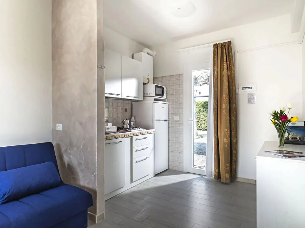 campsite-centro-vacanze-villaggio-san-francesco-mobile-home-holiday-home-green-oak-interier-kitchen