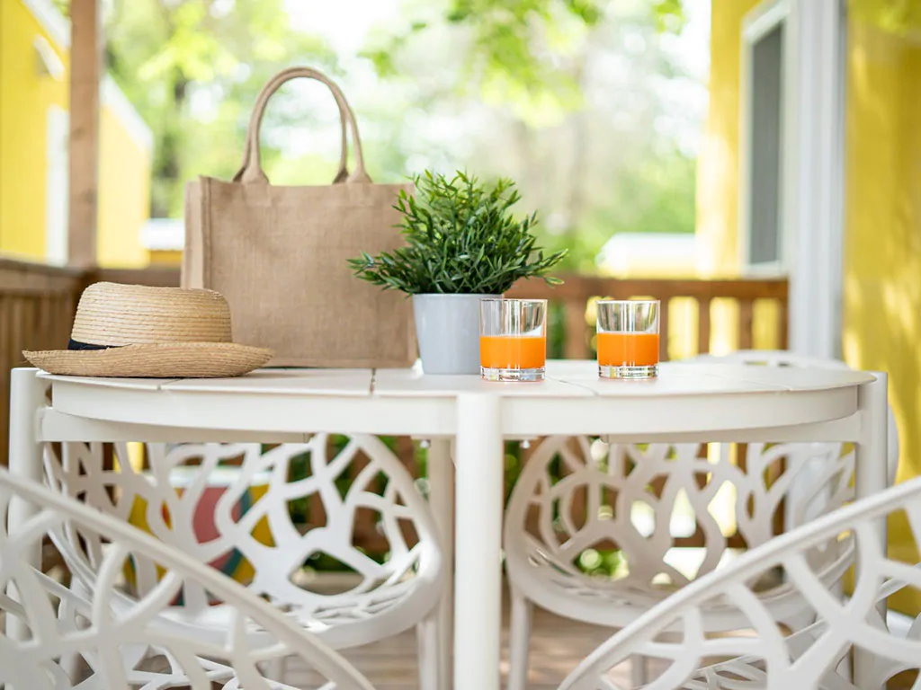campsite-centro-vacanze-villaggio-san-francesco-mobile-home-lodge-premium-sea-breeze-exterier-terace-dinning-table-juice