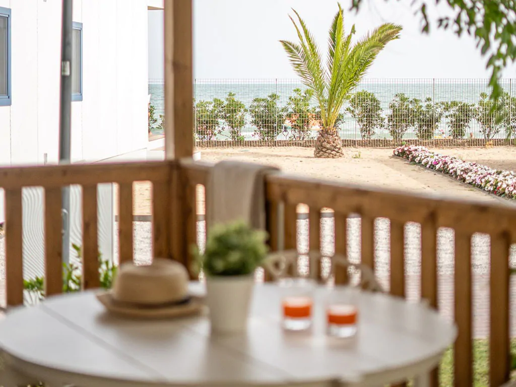 campsite-centro-vacanze-villaggio-san-francesco-mobile-home-lodge-premium-sea-breeze-exterier-terace-dinning-table-view-palm