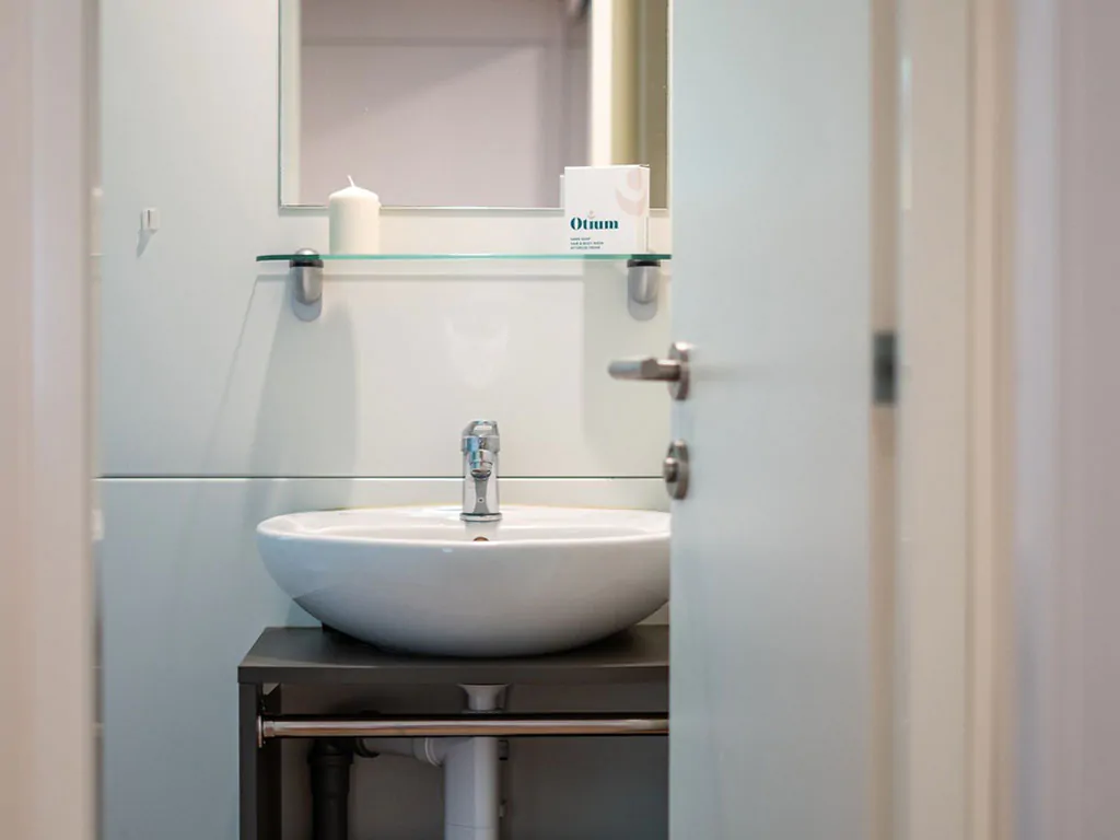 campsite-centro-vacanze-villaggio-san-francesco-mobile-home-lodge-premium-sea-breeze-interier-bathroom-sink