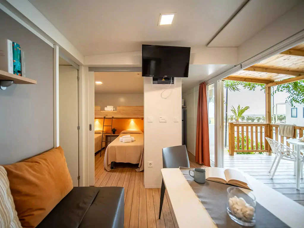 campsite-centro-vacanze-villaggio-san-francesco-mobile-home-lodge-premium-sea-breeze-interier-livingroom