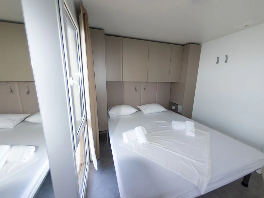 campsite-klenovica-adria-bellevue-zone-premium-interior-bedroom-double-bed