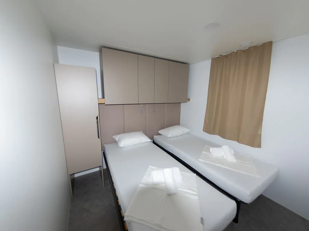 campsite-klenovica-adria-bellevue-zone-premium-interior-bedroom-single-beds