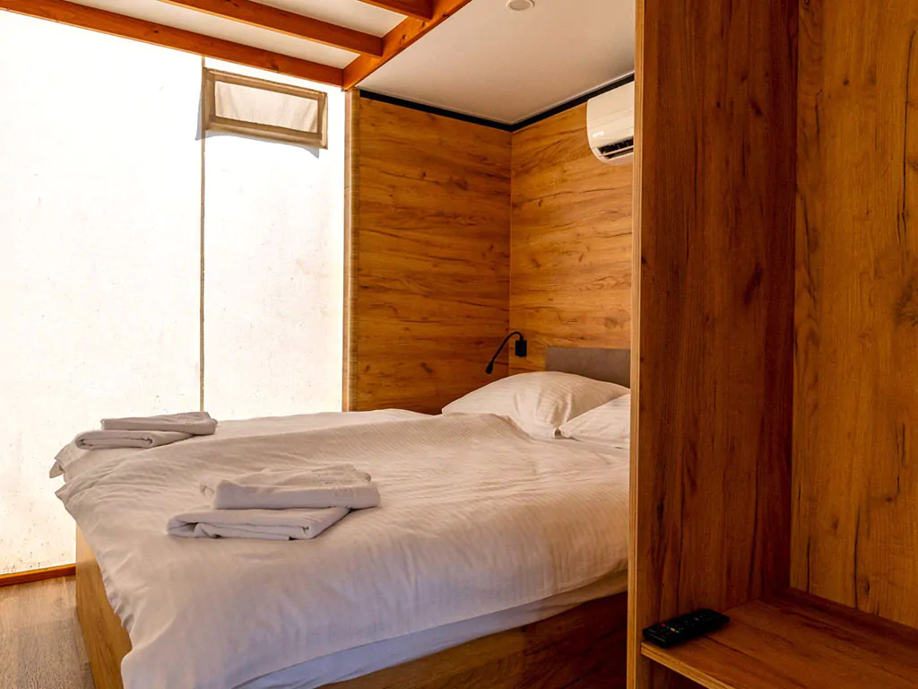 campsite-terme-catez-gl-luxus-safari-loft-l-interier-bedroom-double-bed