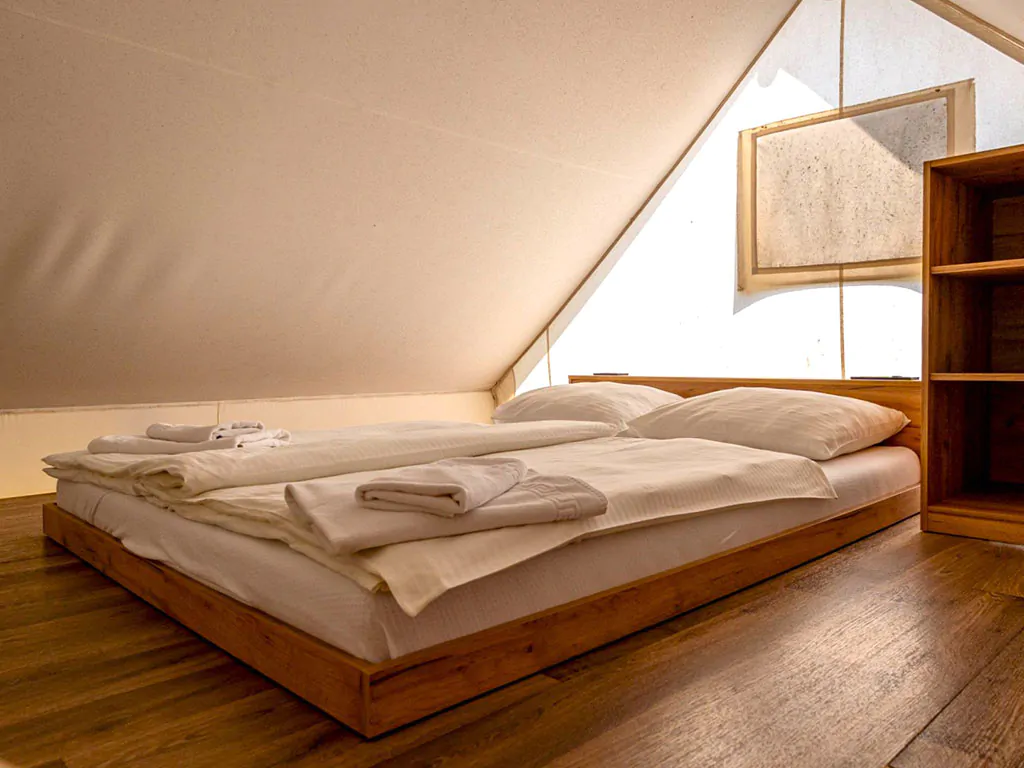 campsite-terme-catez-gl-luxus-safari-loft-m-interier-bedroom-double-bed