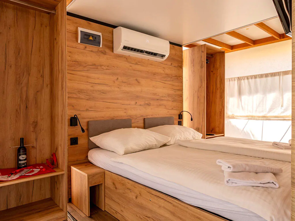 campsite-terme-catez-gl-luxus-safari-loft-m-interier-bedroom-single-beds