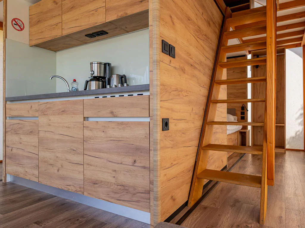 campsite-terme-catez-gl-luxus-safari-loft-m-interier-kitchen-stairs